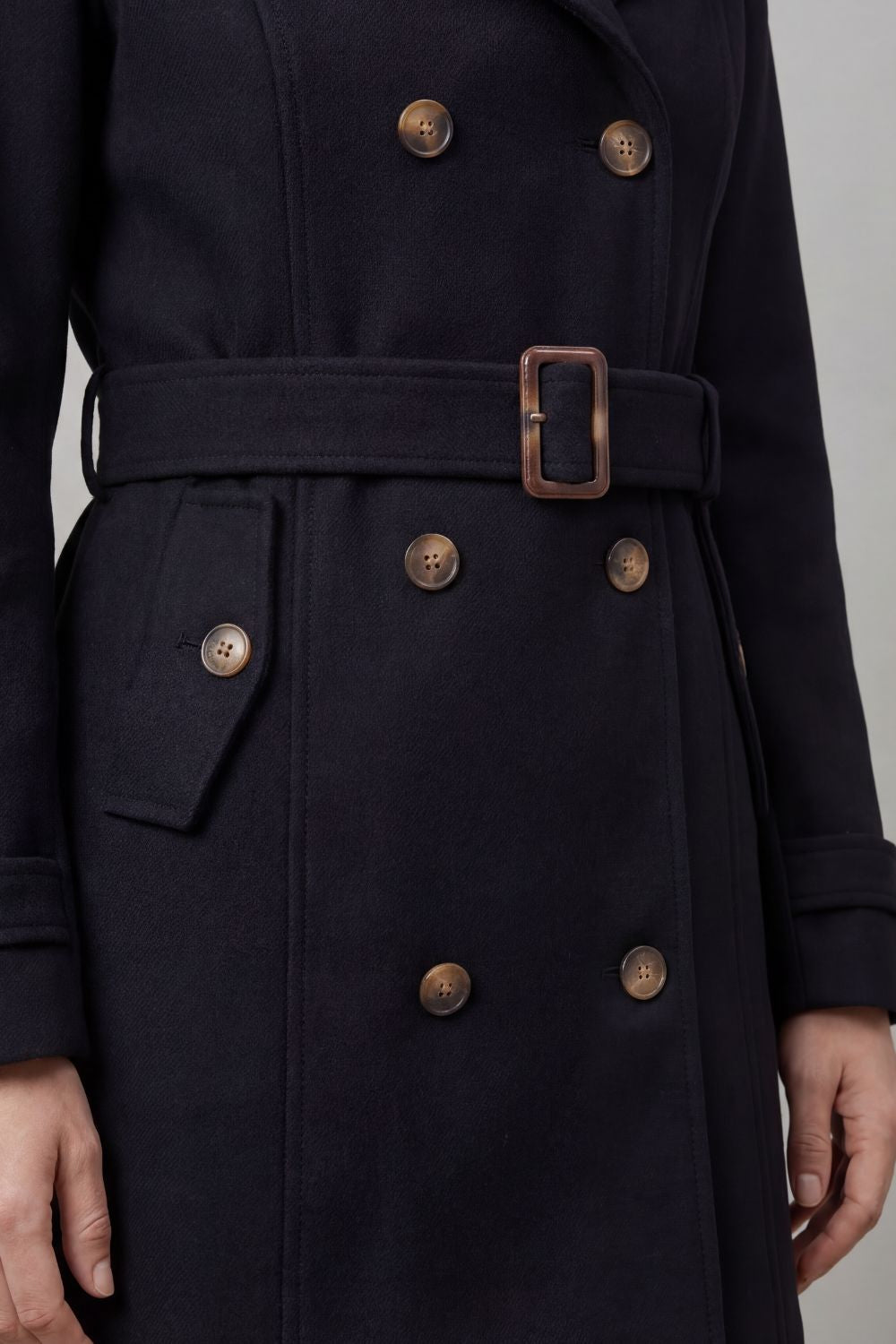 Solivane – Elegância sob medida – Trench coat com capuz