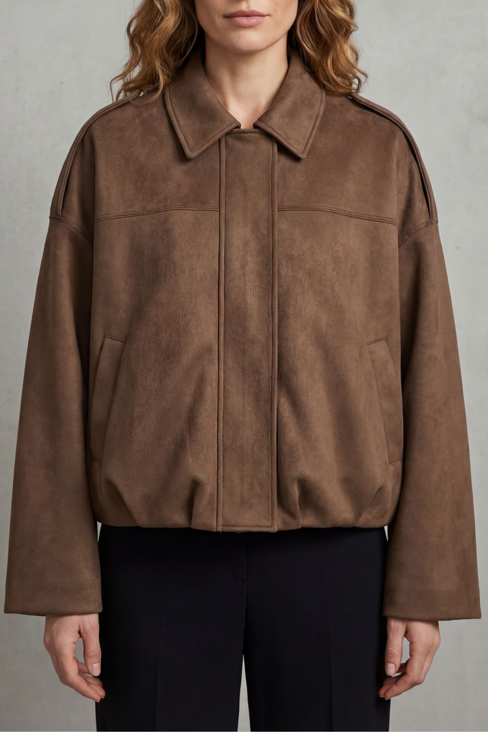 Solenné – Volume escultural – Jaqueta bomber de camurça