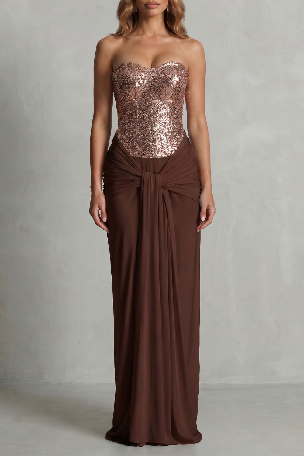 Carinelle – Elegância drapeada em cetim – Vestido maxi
