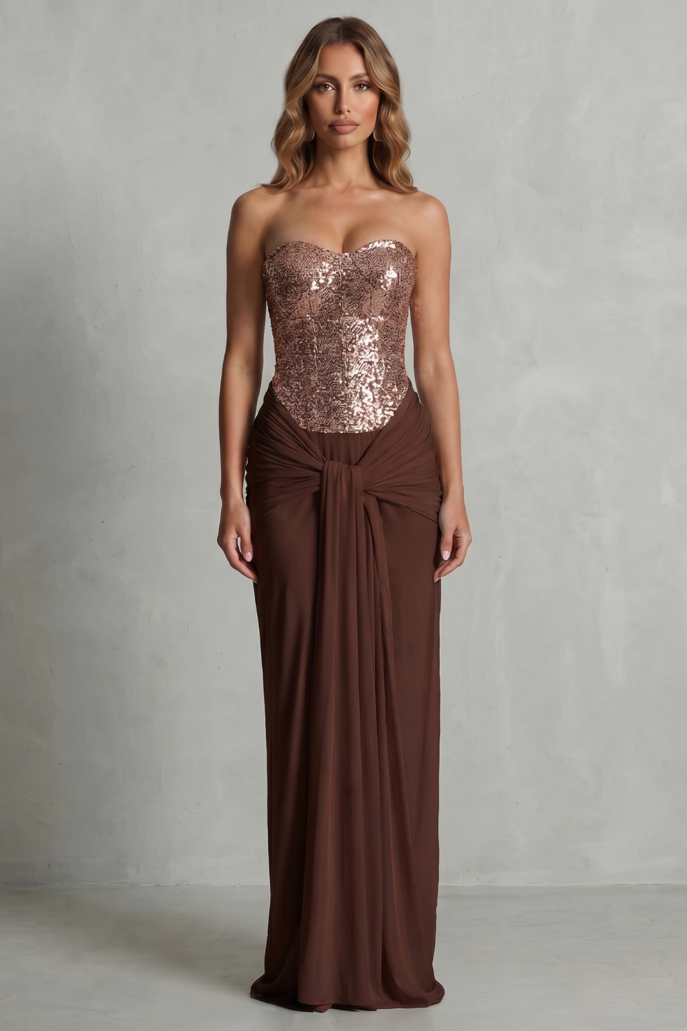 Carinelle – Elegância drapeada em cetim – Vestido maxi