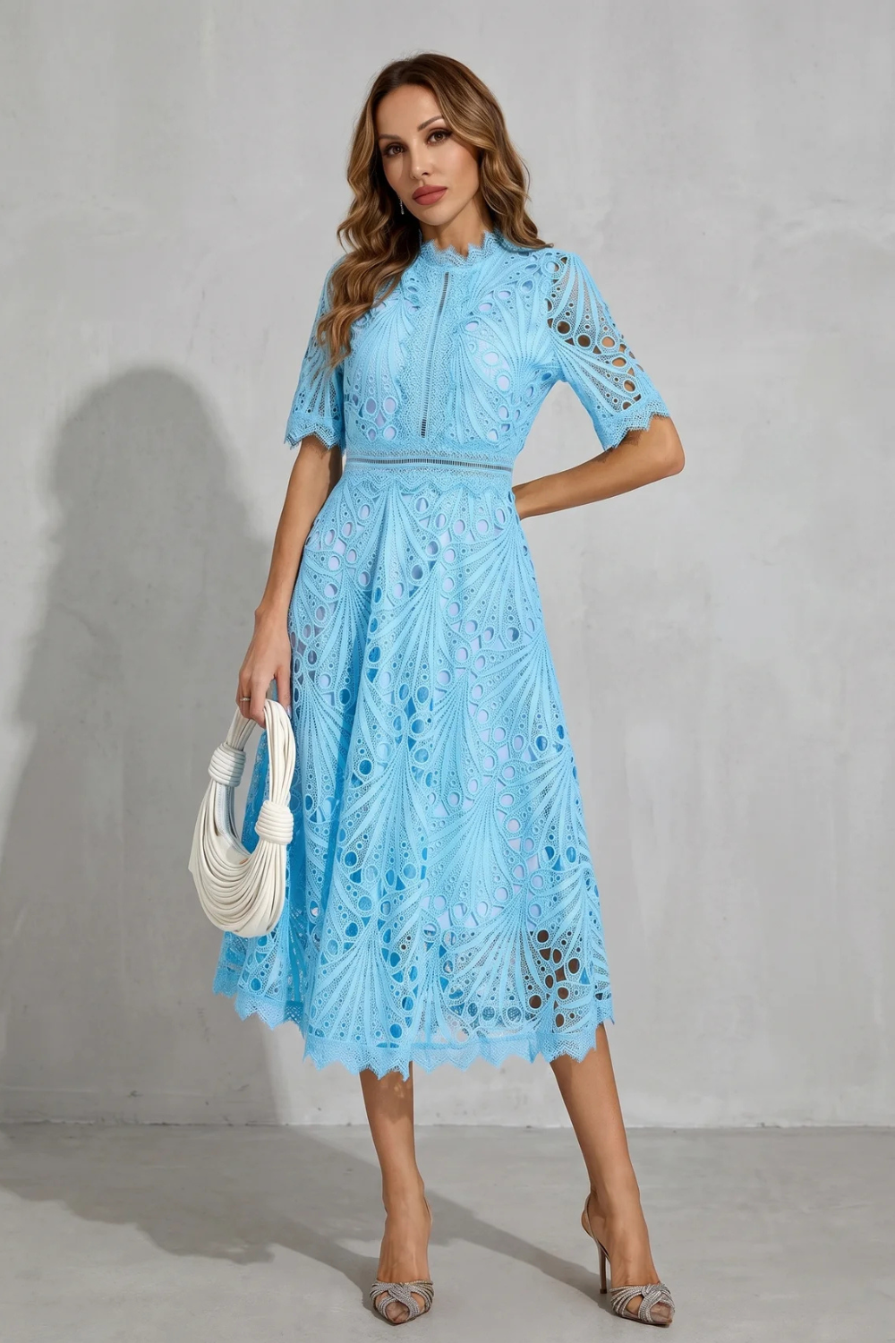 Charlisse – Refinamento em renda ornamental – Vestido midi gola alta
