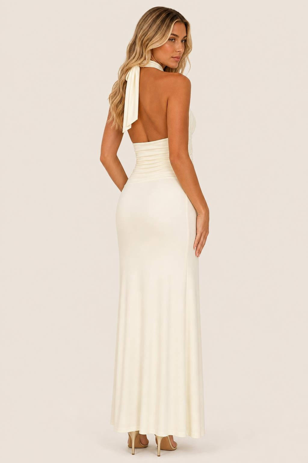 Vestido Longo Halter Decote V Fivela Dourada - Talita — studio_back — Sofia [b505fc42-f11c-43f9-b45f-f8eaeb1a4d63]