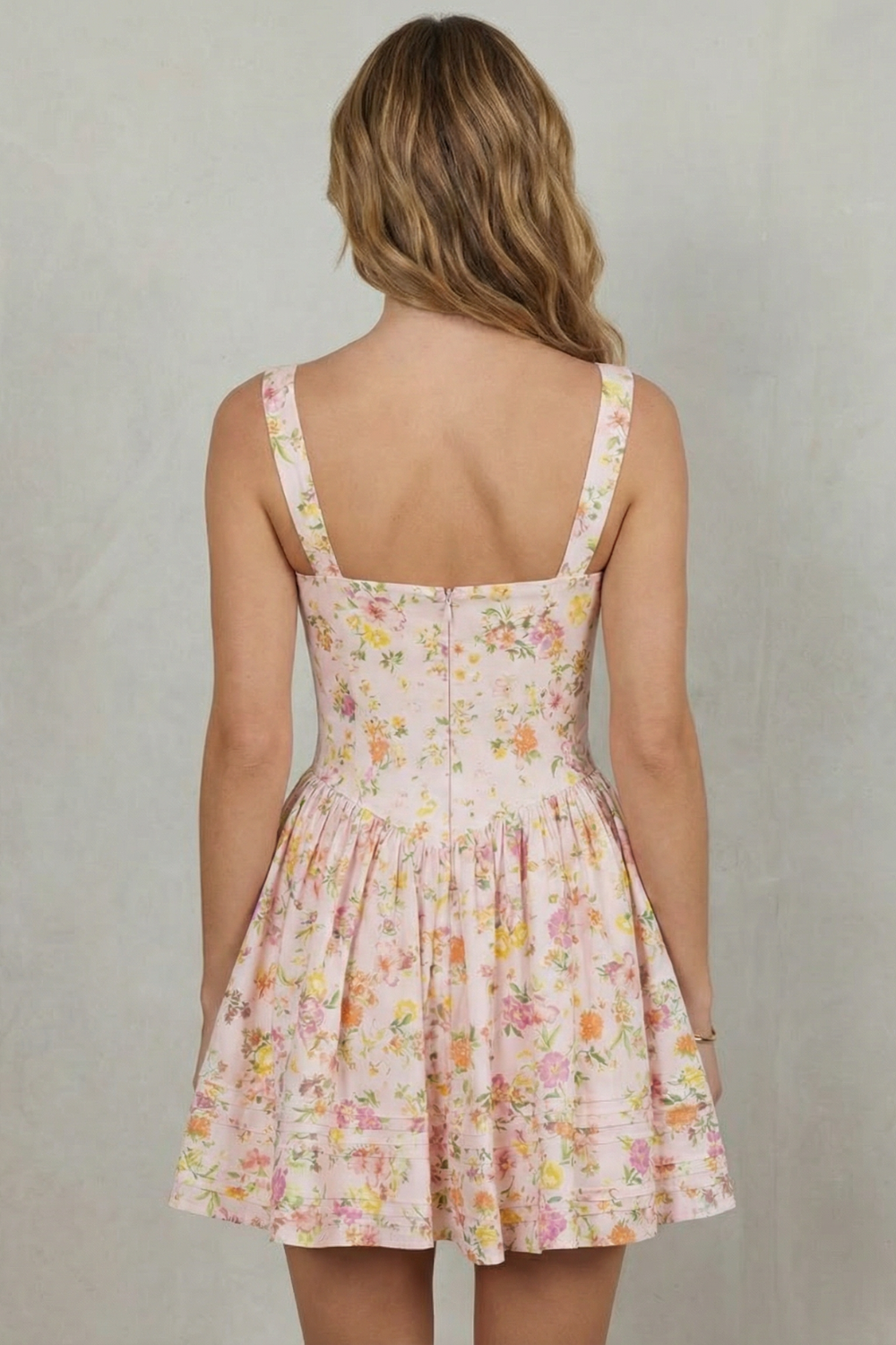 Avellina – Charme floral suave – Vestido curto