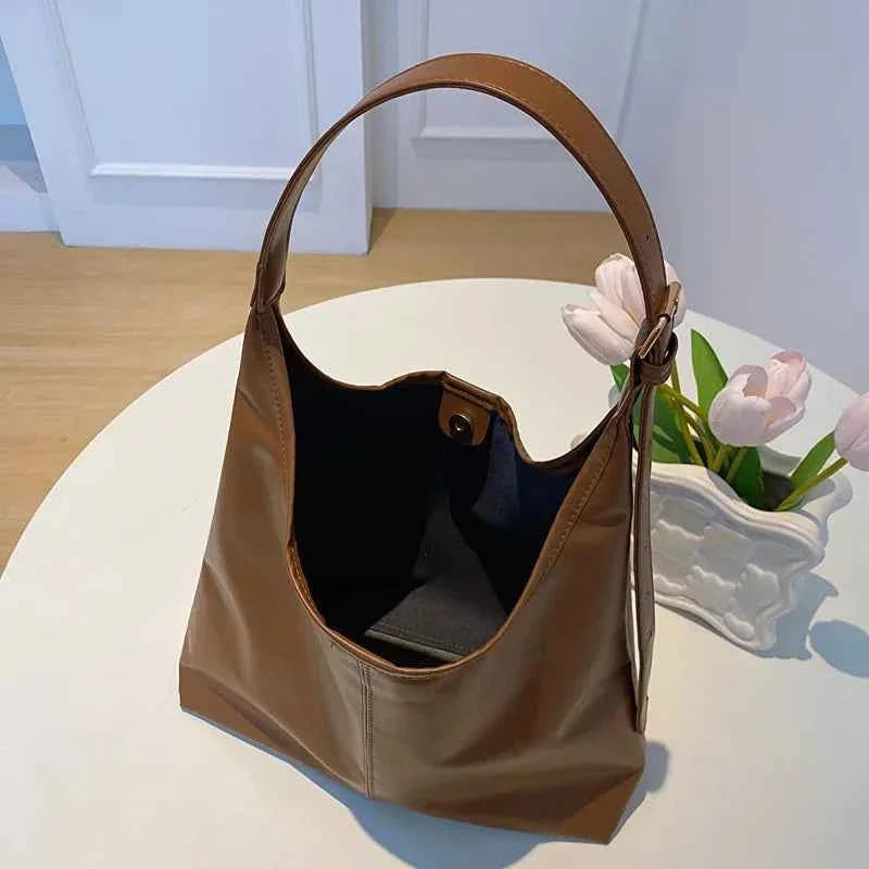 Bolsa Hobo Grande com Alça Ajustável - Luma