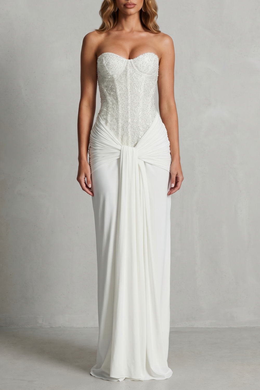 Carinelle – Elegância drapeada em cetim – Vestido maxi