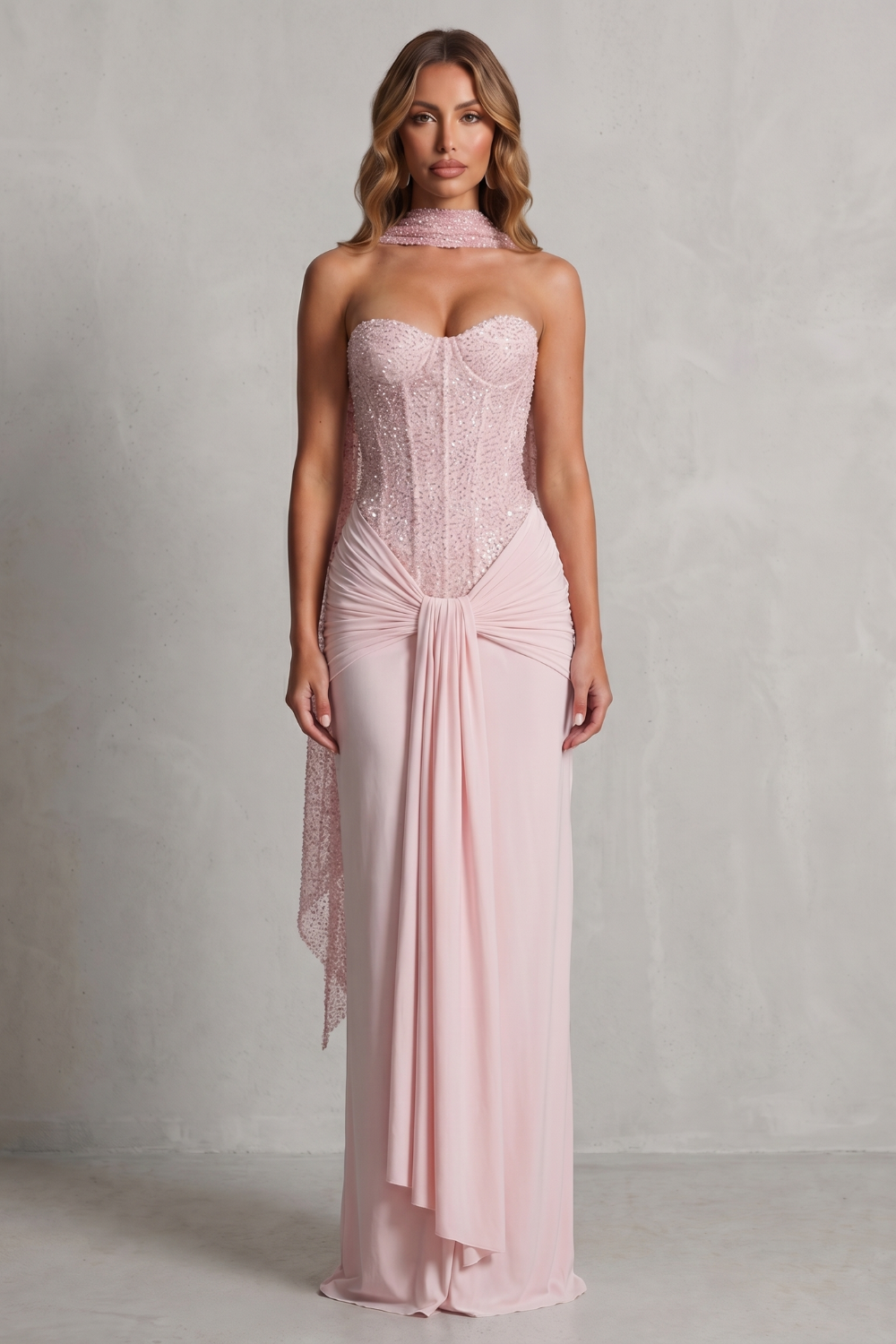 Carinelle – Elegância drapeada em cetim – Vestido maxi