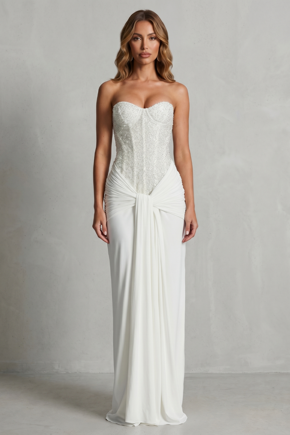 Carinelle – Elegância drapeada em cetim – Vestido maxi