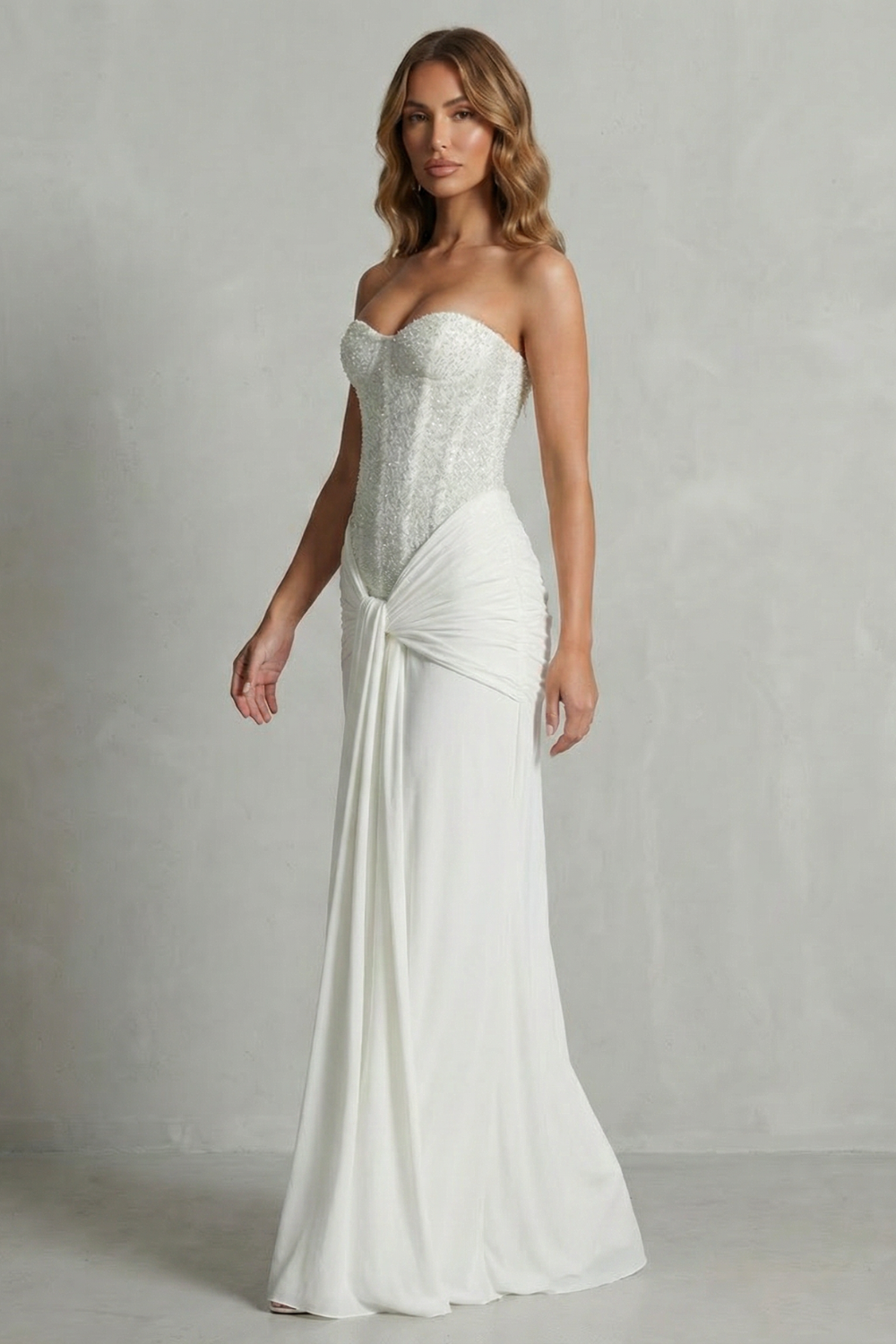 Carinelle – Elegância drapeada em cetim – Vestido maxi