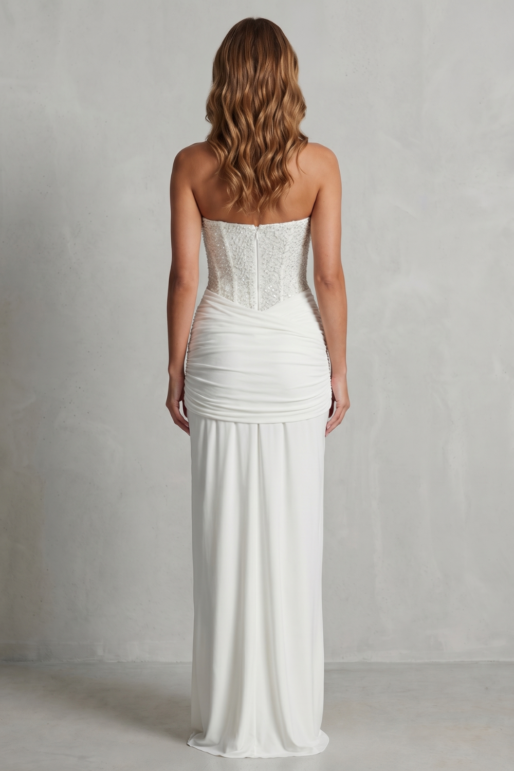 Carinelle – Elegância drapeada em cetim – Vestido maxi