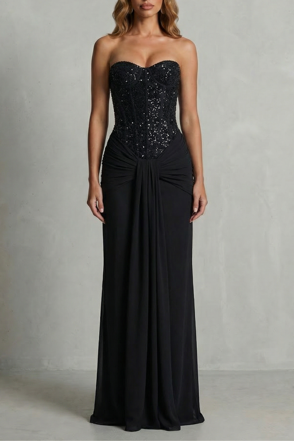 Carinelle – Elegância drapeada em cetim – Vestido maxi