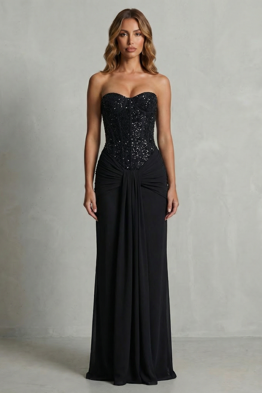 Carinelle – Elegância drapeada em cetim – Vestido maxi