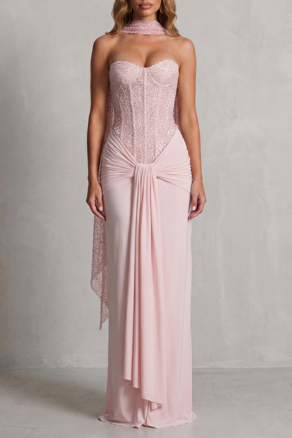 Carinelle – Elegância drapeada em cetim – Vestido maxi