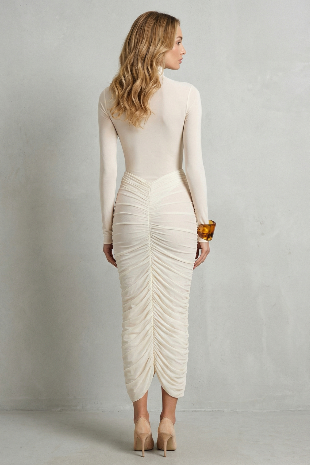 Dahlia – Elegância esculpida – Vestido Midi Justo com Gola Alta e franzido Feminino