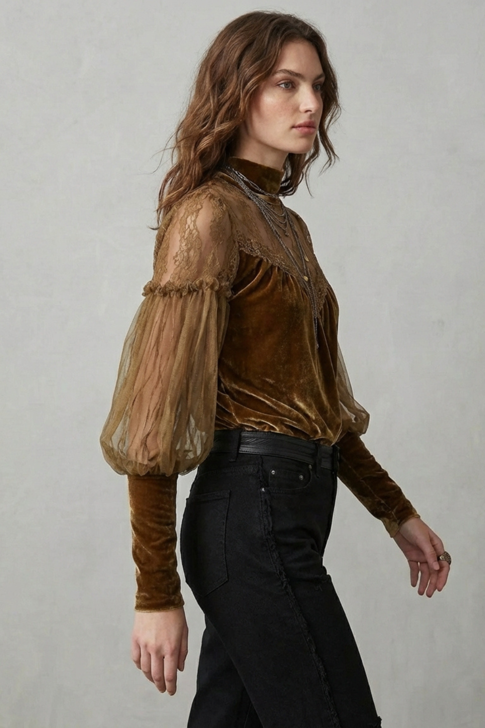 Elayssia – Detalhe em renda transparente – Blusa de veludo com gola alta