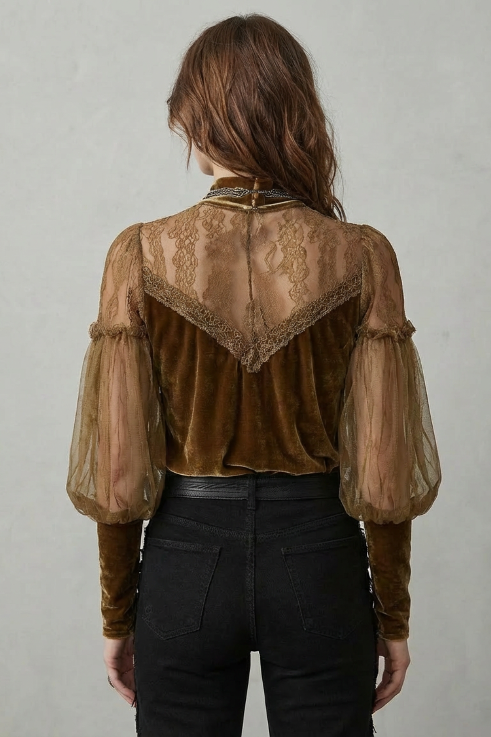 Elayssia – Detalhe em renda transparente – Blusa de veludo com gola alta