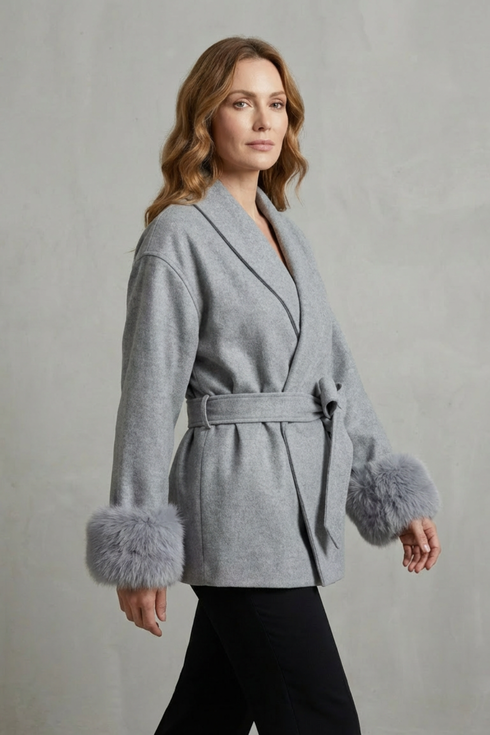 Elodie – Casaco de Lã Luxuoso com Punhos de Pelo Sintético e Design Transpassado com Cinto