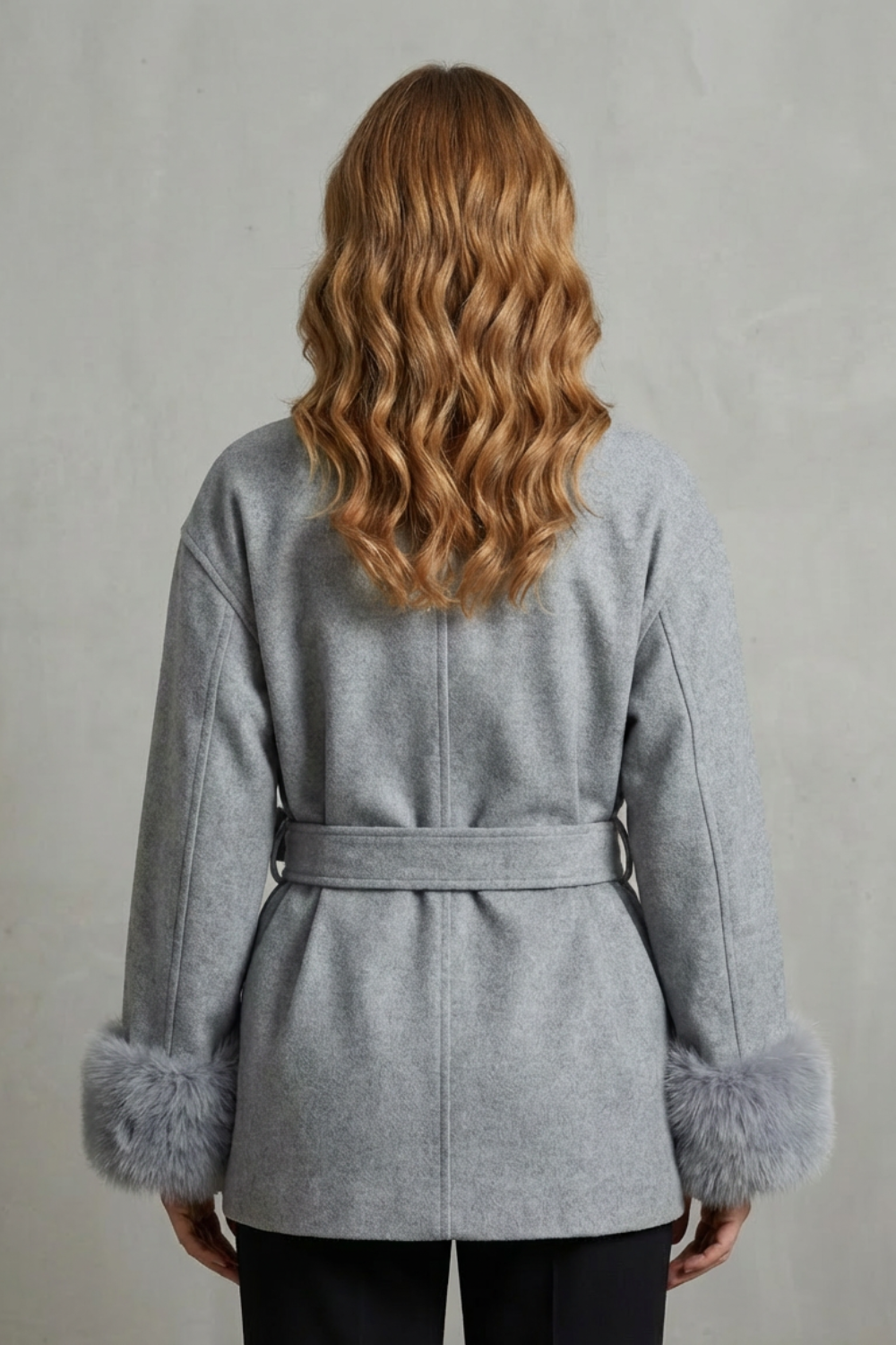 Elodie – Casaco de Lã Luxuoso com Punhos de Pelo Sintético e Design Transpassado com Cinto