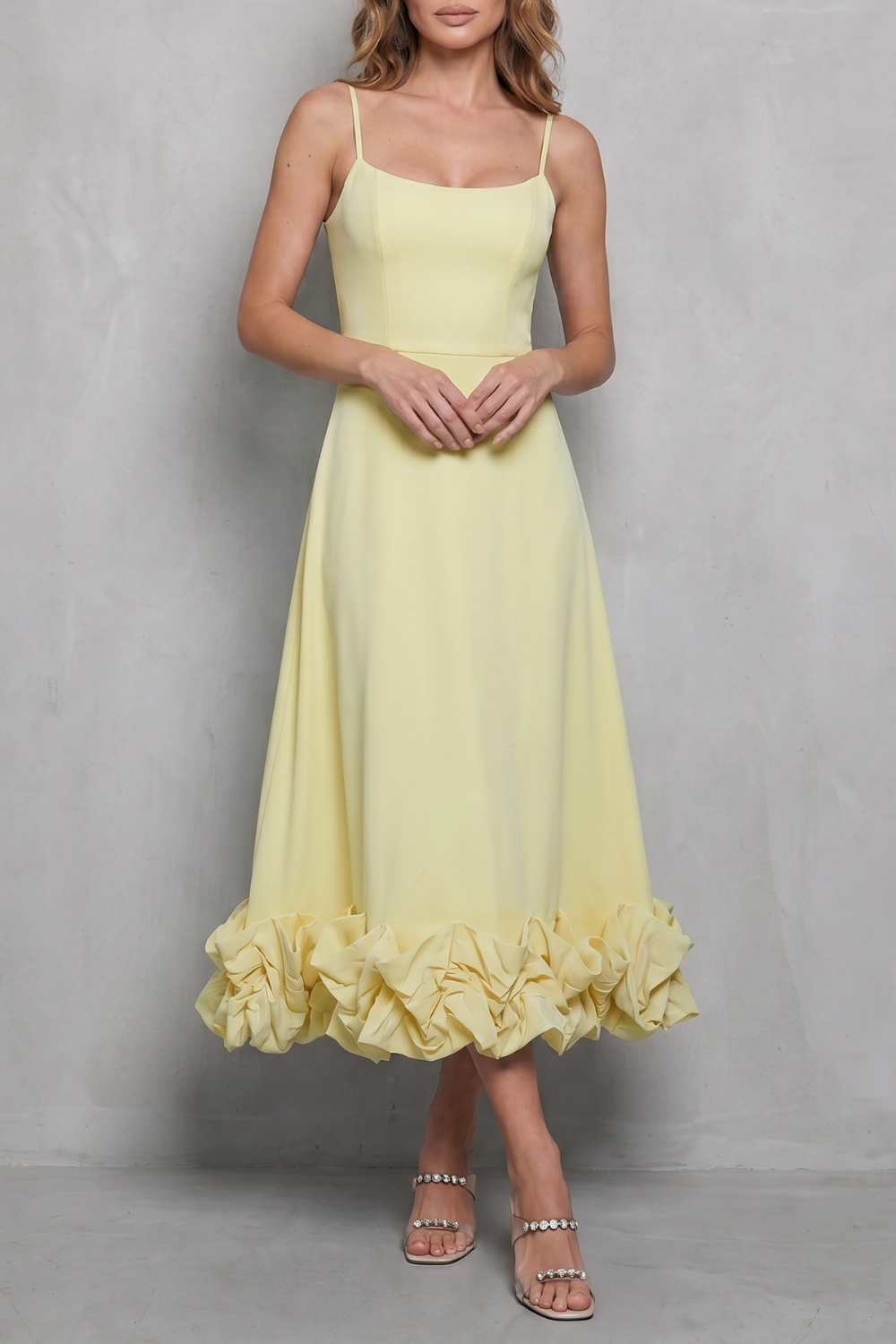Elowenne – Babado romântico na barra – Vestido midi sem alças