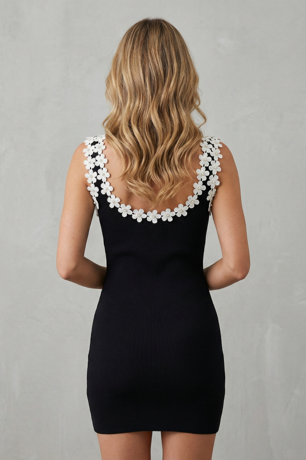 Faith – Doce contraste – Vestido Curto Justo Feminino com Detalhes Florais