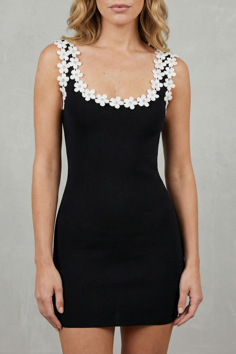 Faith – Doce contraste – Vestido Curto Justo Feminino com Detalhes Florais
