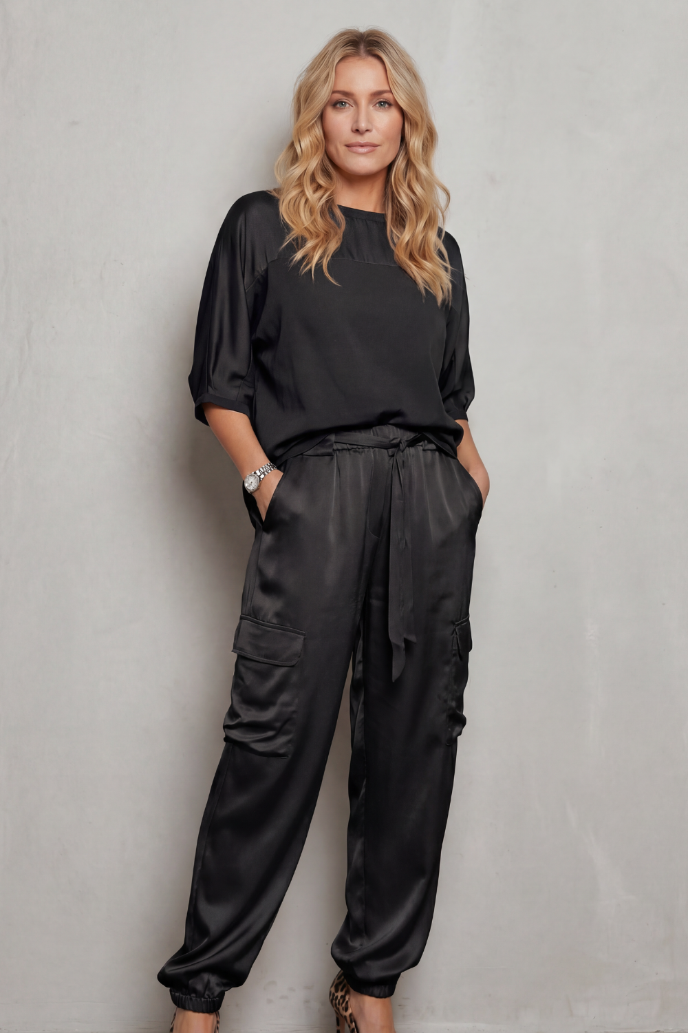 Finley – Conjunto Lounge de Cetim com Bolsos Cargo