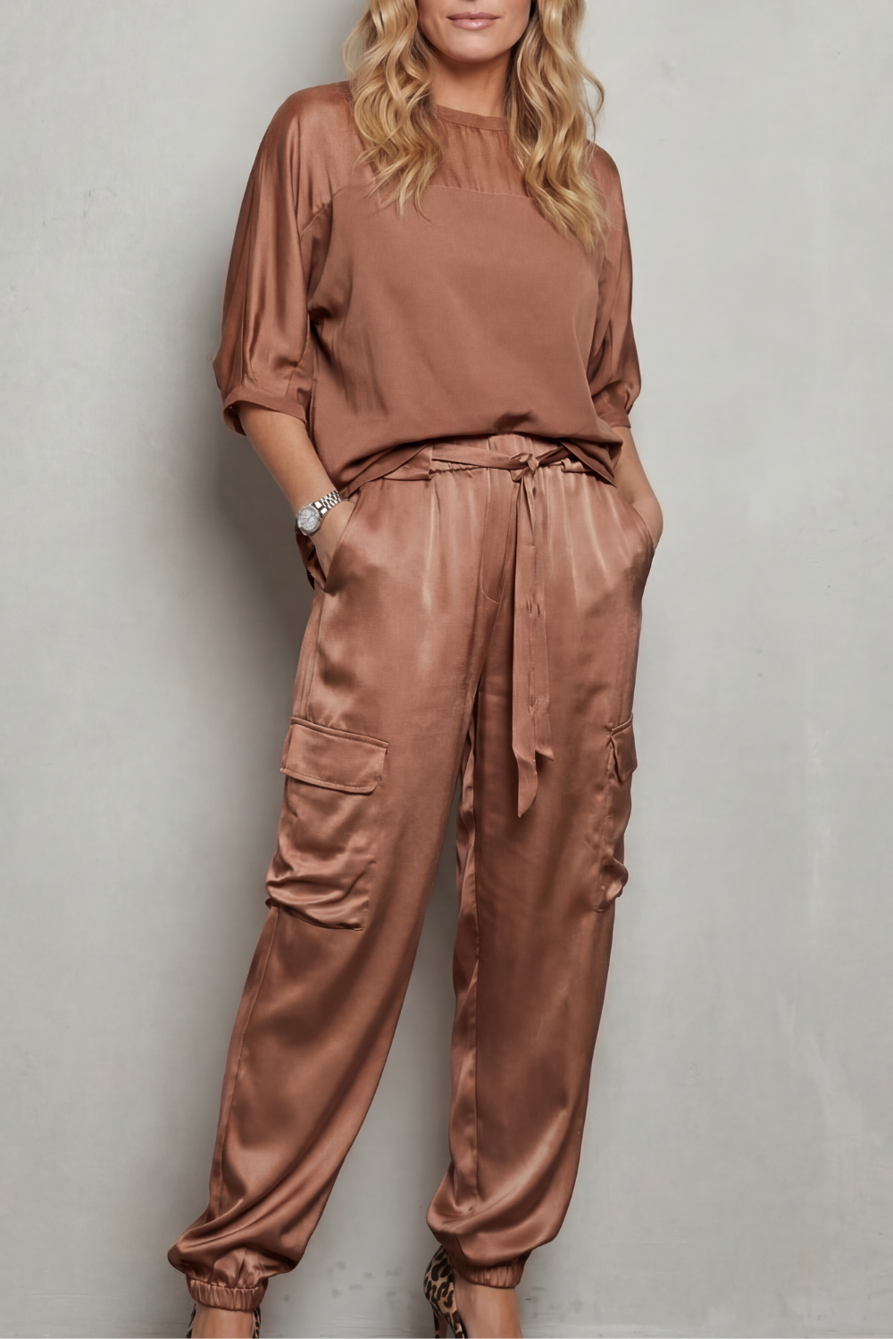 Finley – Conjunto Lounge de Cetim com Bolsos Cargo