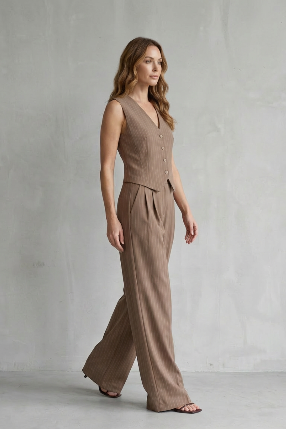 Isadora – Conjunto de Colete e Calça de Risca de Giz – Visual Moderno com Toque Vintage