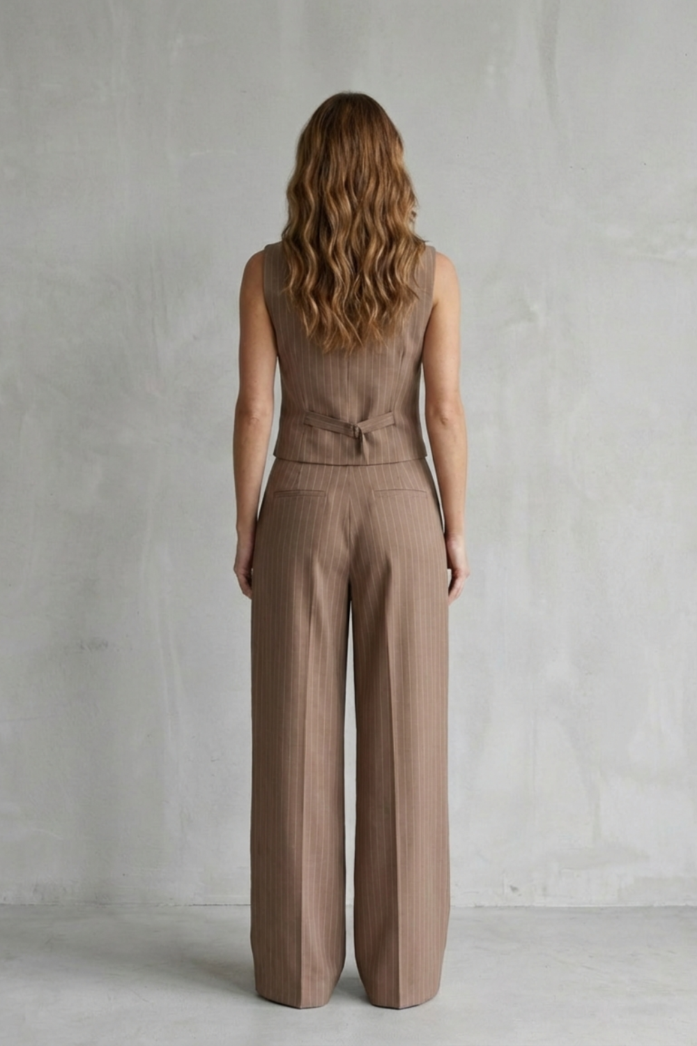 Isadora – Conjunto de Colete e Calça de Risca de Giz – Visual Moderno com Toque Vintage
