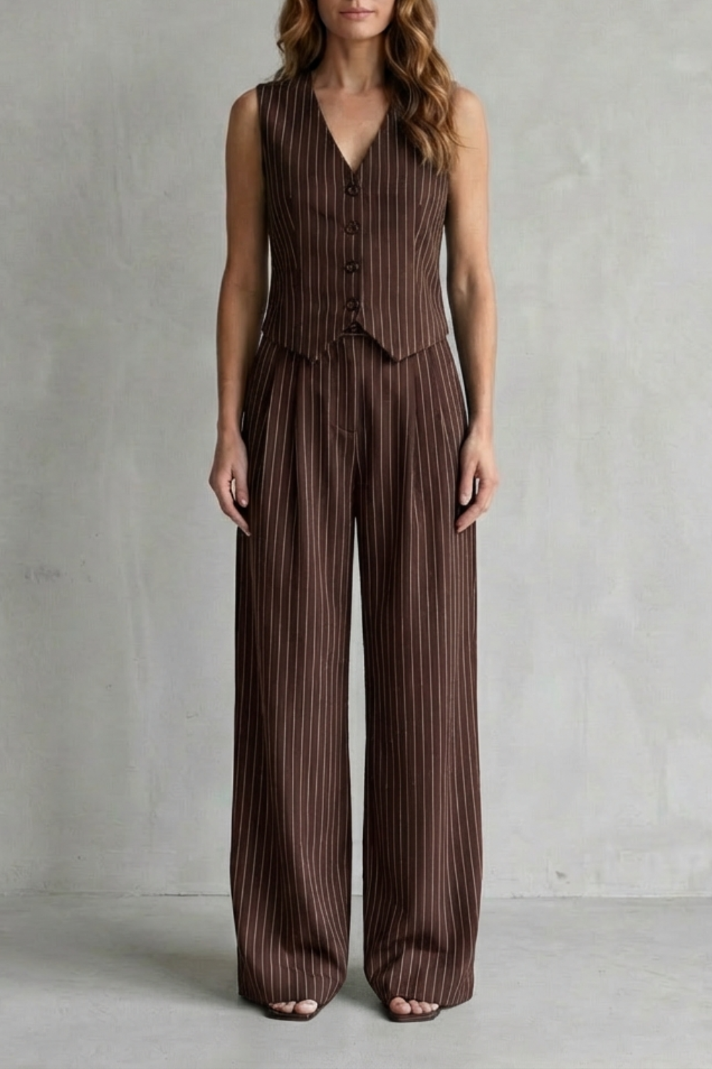 Isadora – Conjunto de Colete e Calça de Risca de Giz – Visual Moderno com Toque Vintage