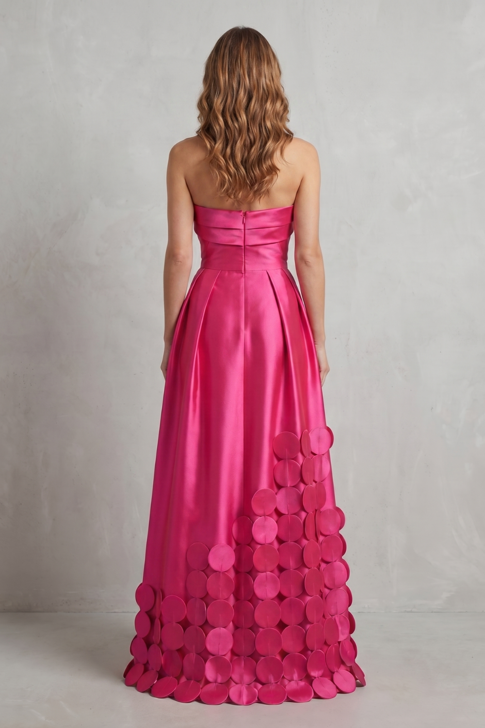 Luméa – Elegância de cetim com poás – Vestido longo