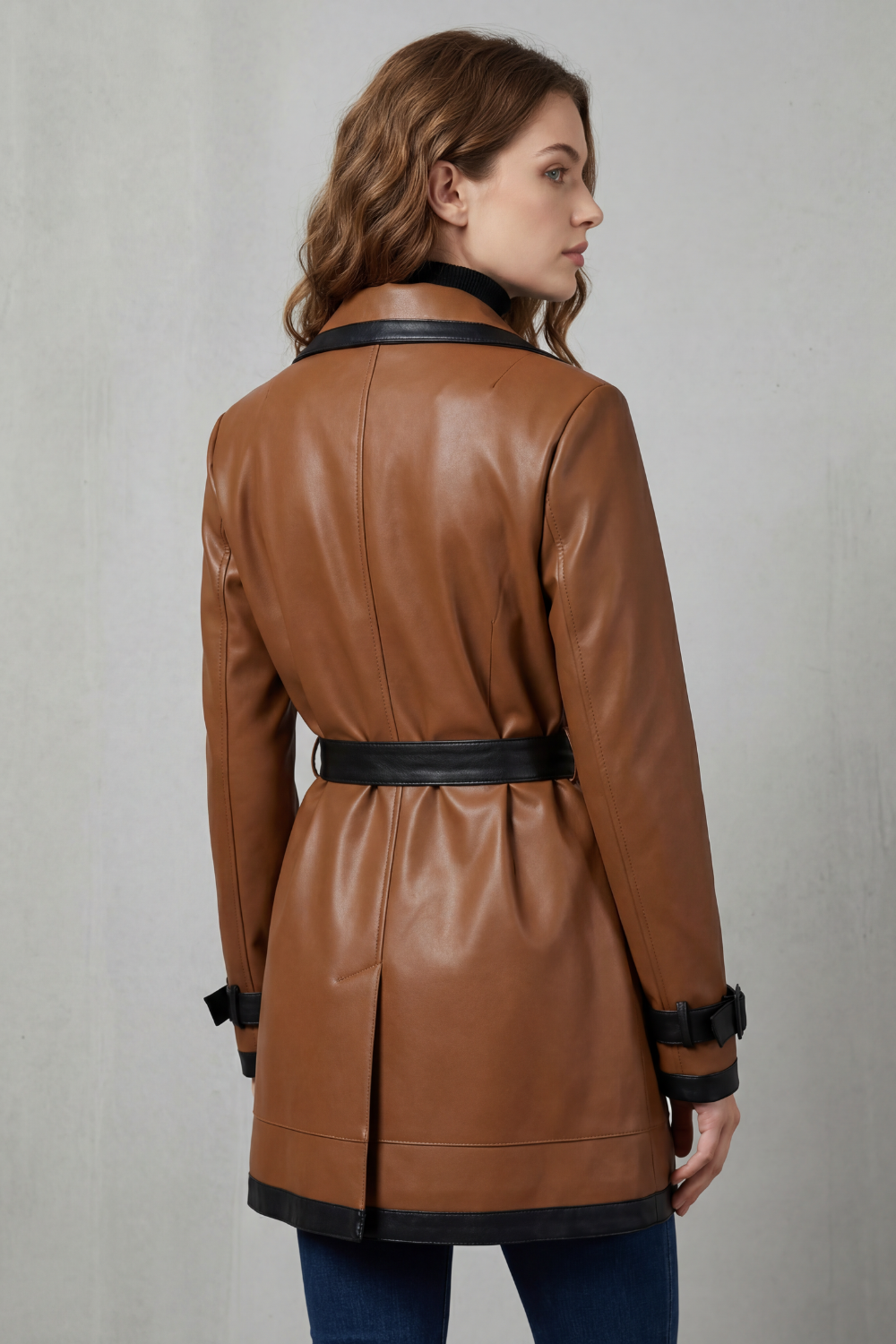 Mirella – Trench coat transpassado em couro sintético com cinto e detalhes contrastantes