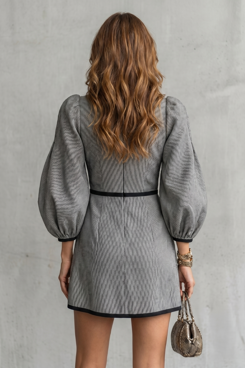 Montelisse – Elegância parisiense com contrastes – Vestido curto