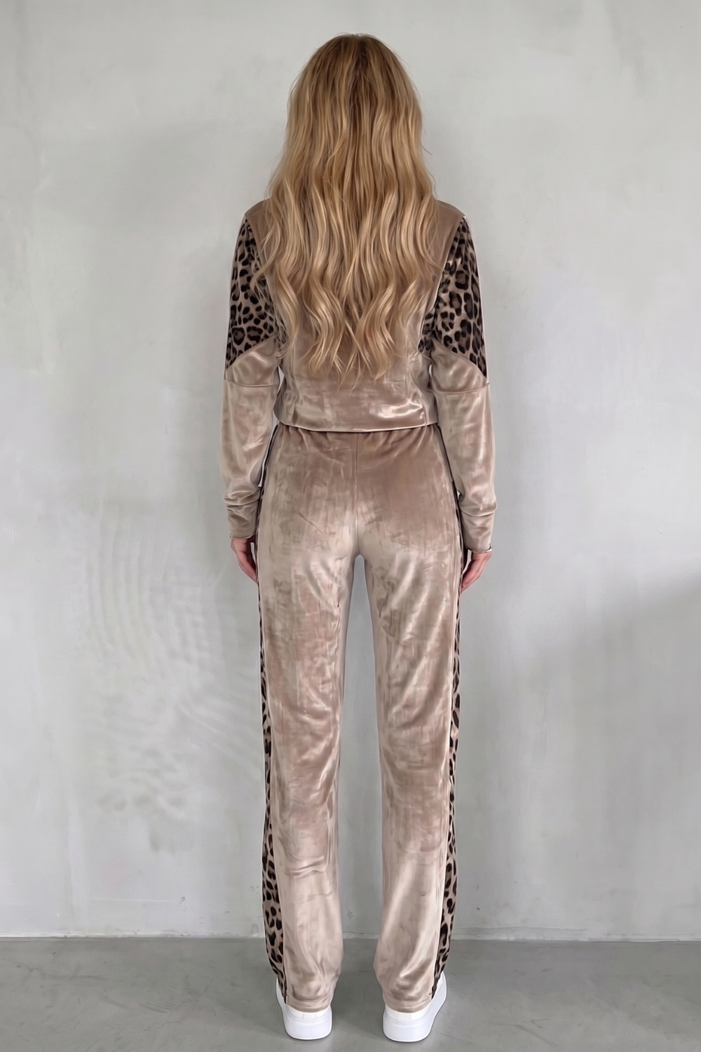 Noirelle – Conjunto atlético três peças com contraste de estampa de oncinha