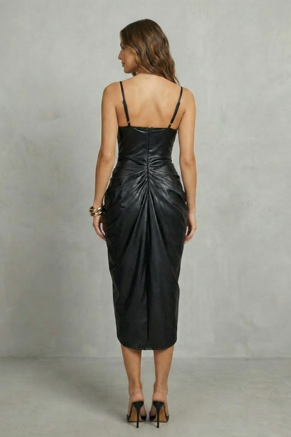 Noirvelle – Elegância plissada e escultural – Vestido midi