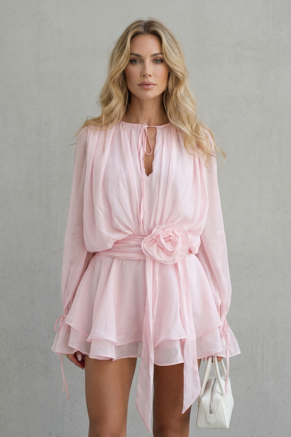 Rosaline – Elegância com detalhe de rosa – Vestido curto