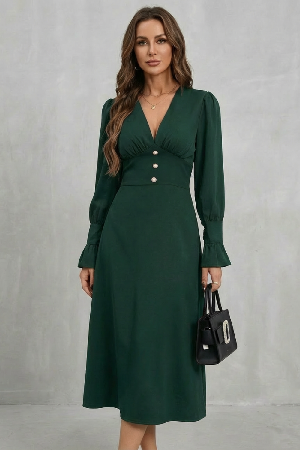 Serafina – Detalhe de botões perolados – Vestido midi chemise