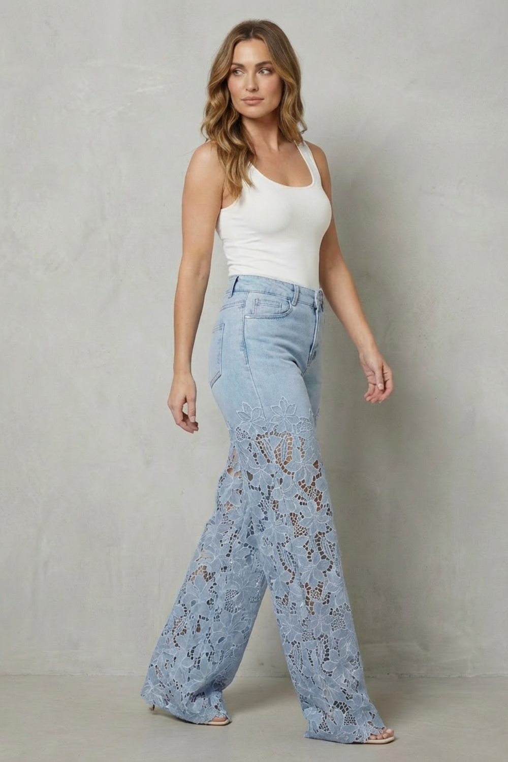 Solérine – Sobreposição de renda floral – Calça jeans pantalona