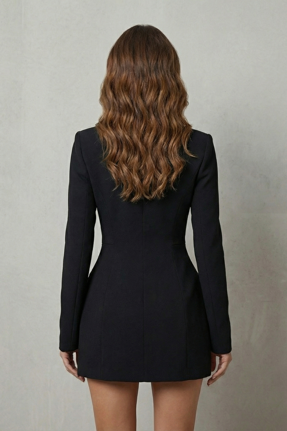 Valencia – Silhueta poderosa e estruturada – Vestido curto estilo blazer