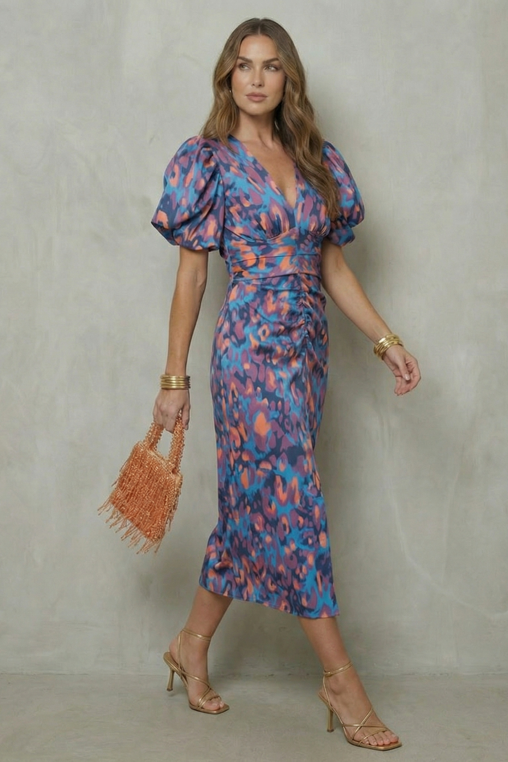 Valerissa – Estampa abstrata marcante – Vestido midi com manga bufante