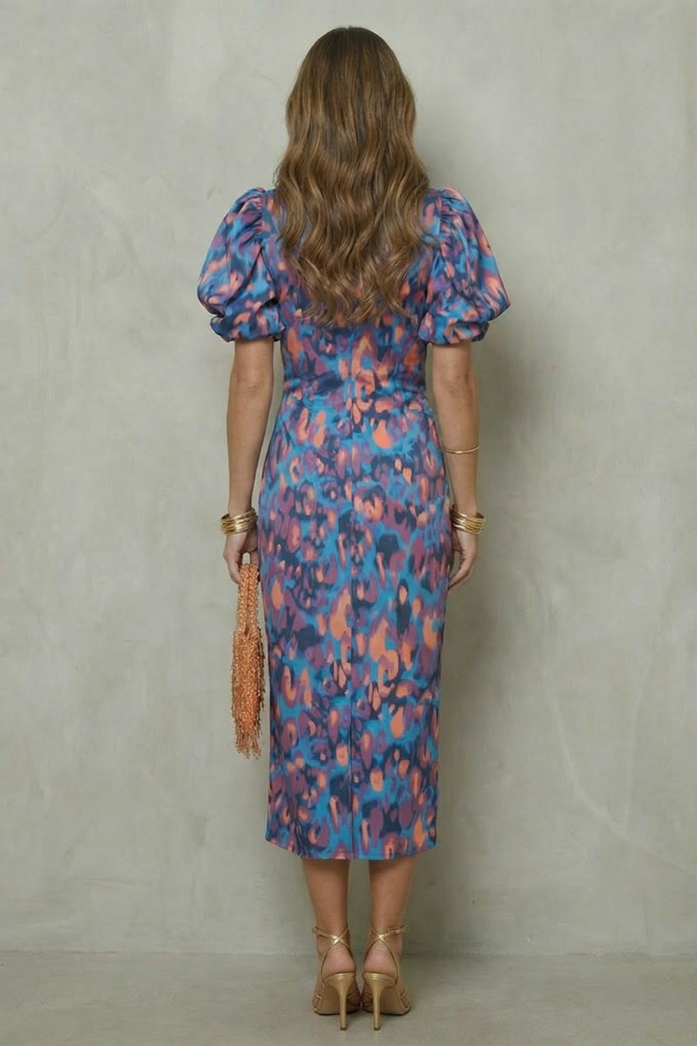 Valerissa – Estampa abstrata marcante – Vestido midi com manga bufante