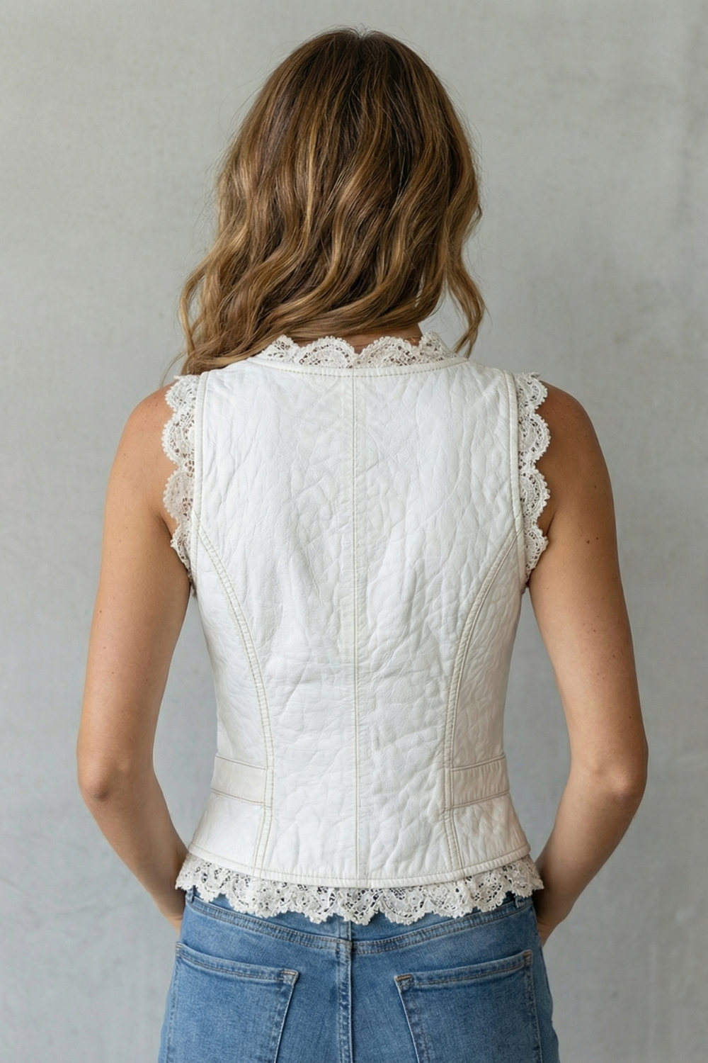 Velmira – Silhueta elegante com acabamento em renda – Colete com botões