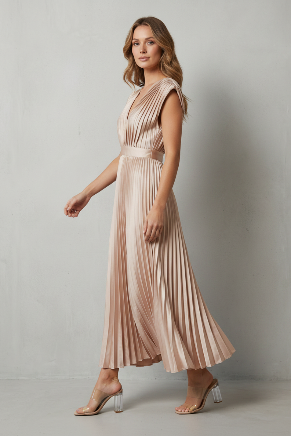 Veloria – Elegância plissada e fluida – Vestido midi