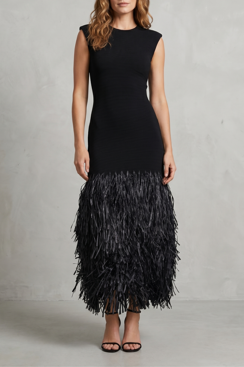 Veloura – Elegância com franjas de ráfia – Vestido midi