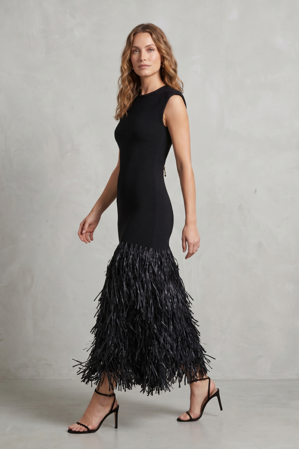Veloura – Elegância com franjas de ráfia – Vestido midi