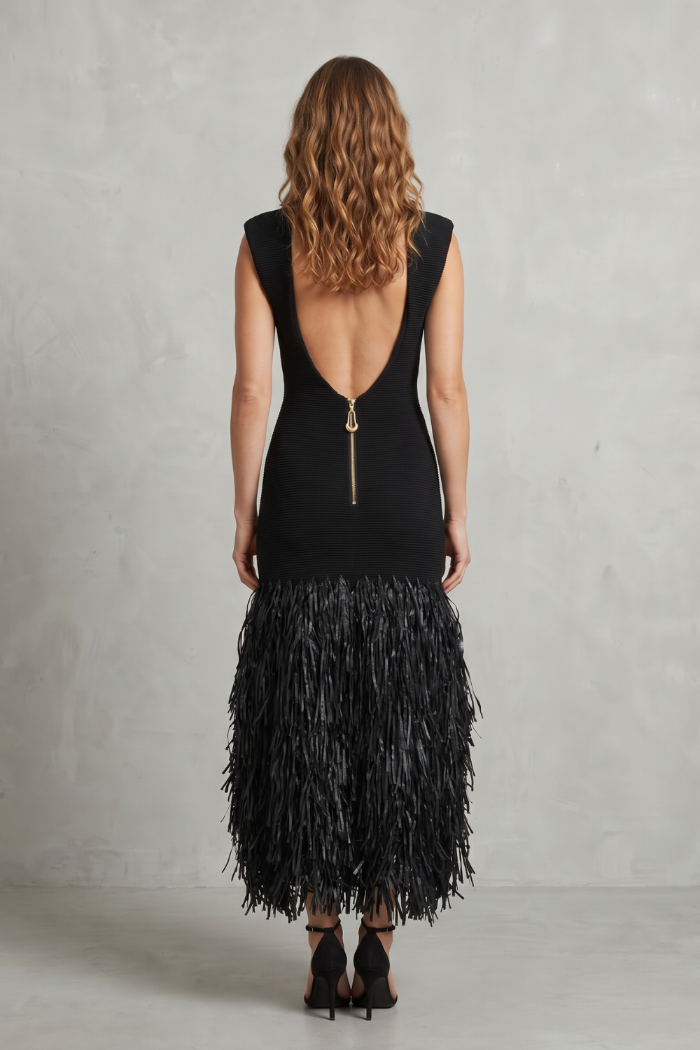 Veloura – Elegância com franjas de ráfia – Vestido midi