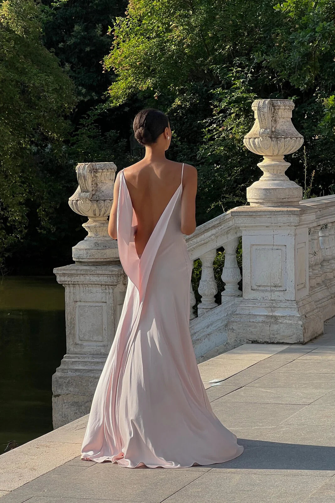 Vestido Longo Acetinado com Decote Drapeado - Daline