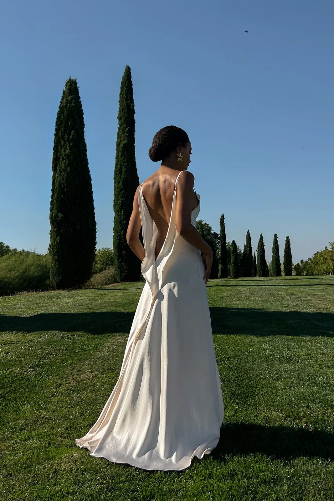 Vestido Longo Acetinado com Decote Drapeado - Daline