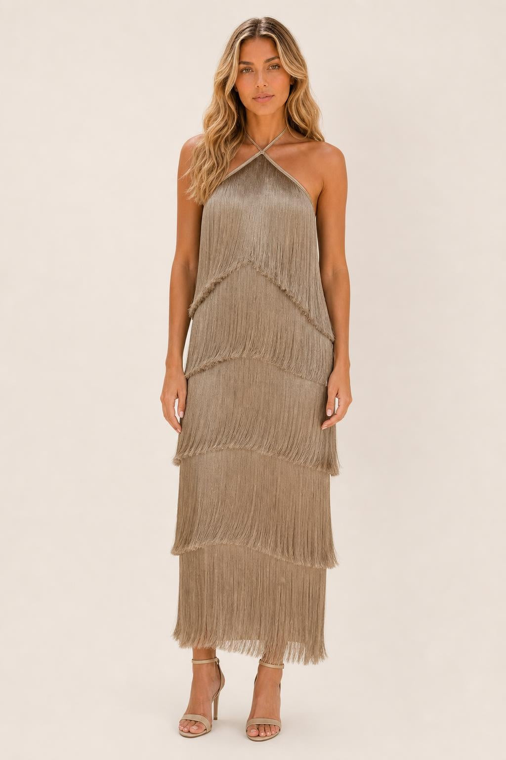 Vestido Longo com Franjas em Camadas - Célianne — studio_front — Sofia [dcc5a218-0c51-480a-b76c-1f0bb91eefda]