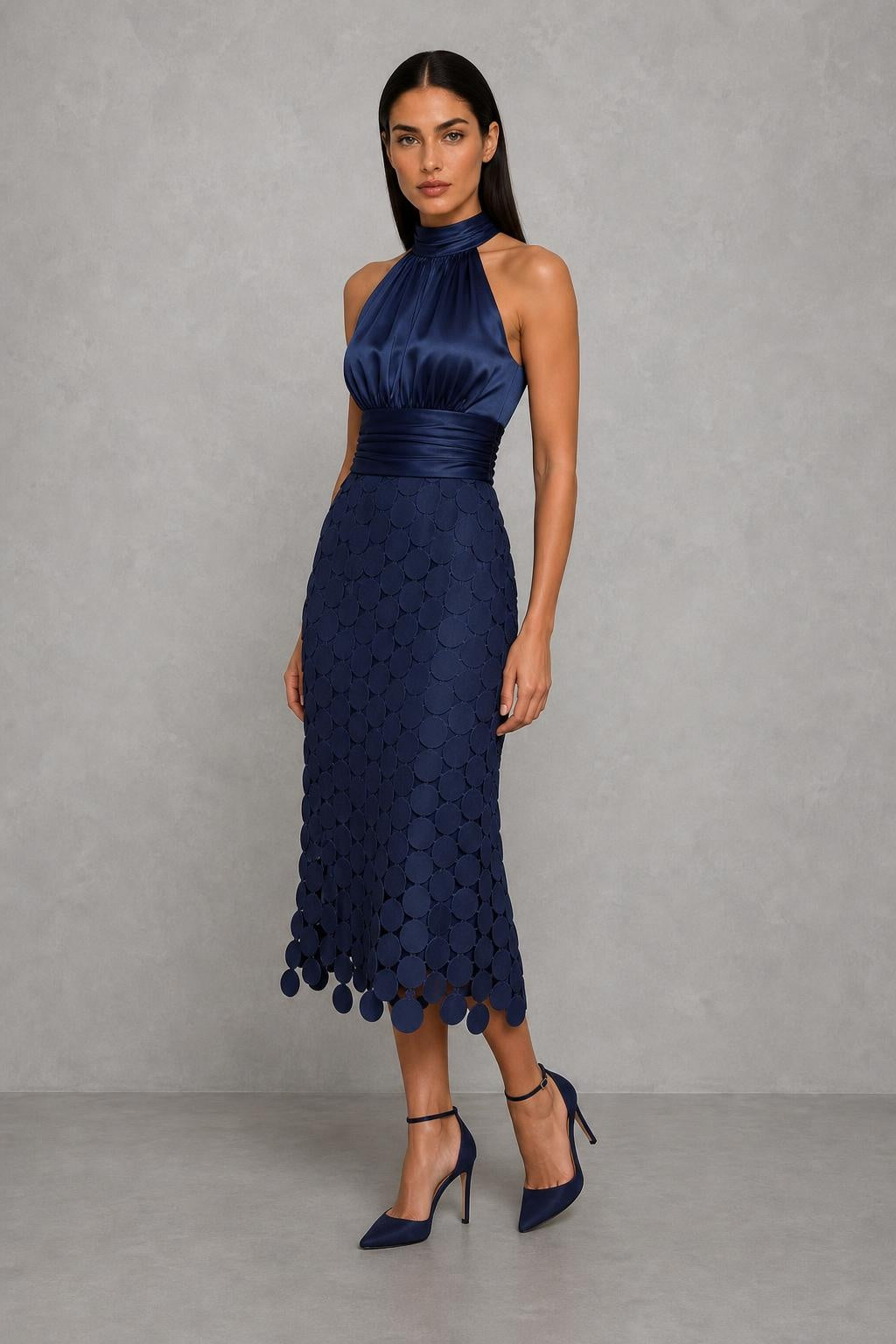 Vestido Longo Acetinado com Aplicações Circulares - Lavínia — studio_three_quarter — Helena [9320bd68-a08c-477d-b302-6878fbff9365]